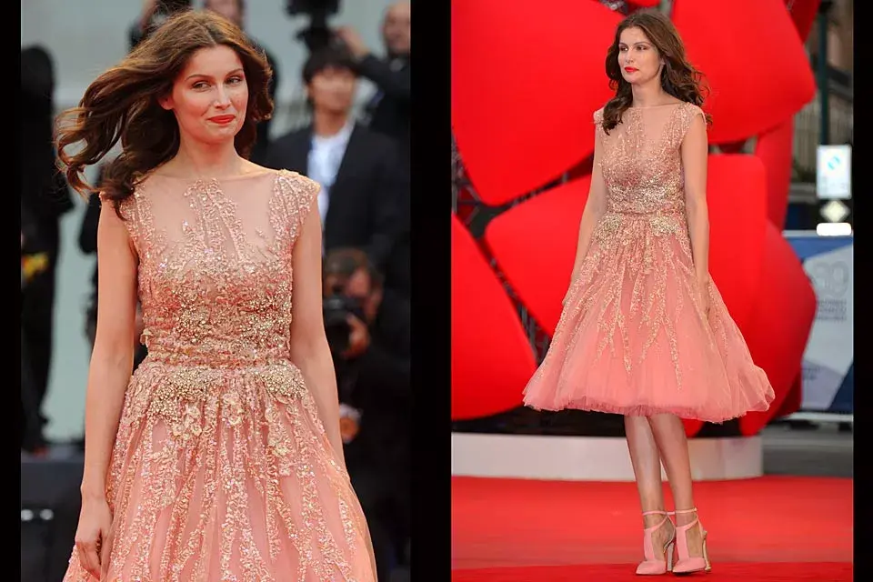 Bien femenina, Laetitia Casta usó un vestido (divino!) de Elie Saab en tul en color salmón, con un elaborado bordado en piedras; lo combinó con zapatos escotados en la misma gama