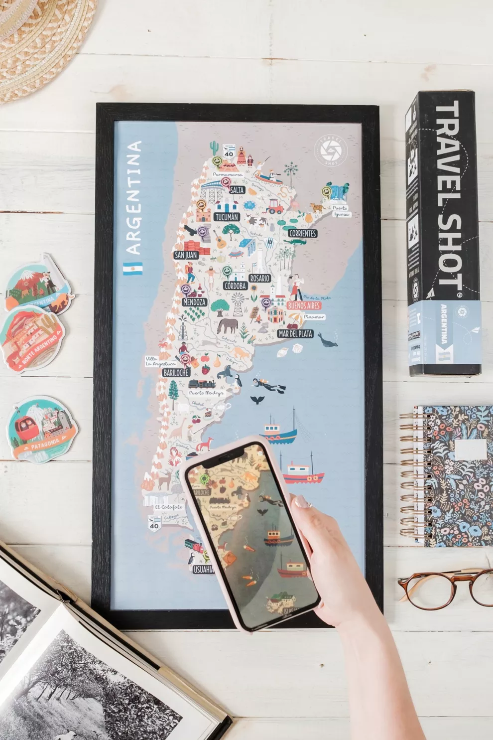 Realidad aumentada. Hay apps como Travel Shot que te permiten cargar tus fotos según el destino y, al escanear un mapa, tener a mano tus capturas de ese lugar.