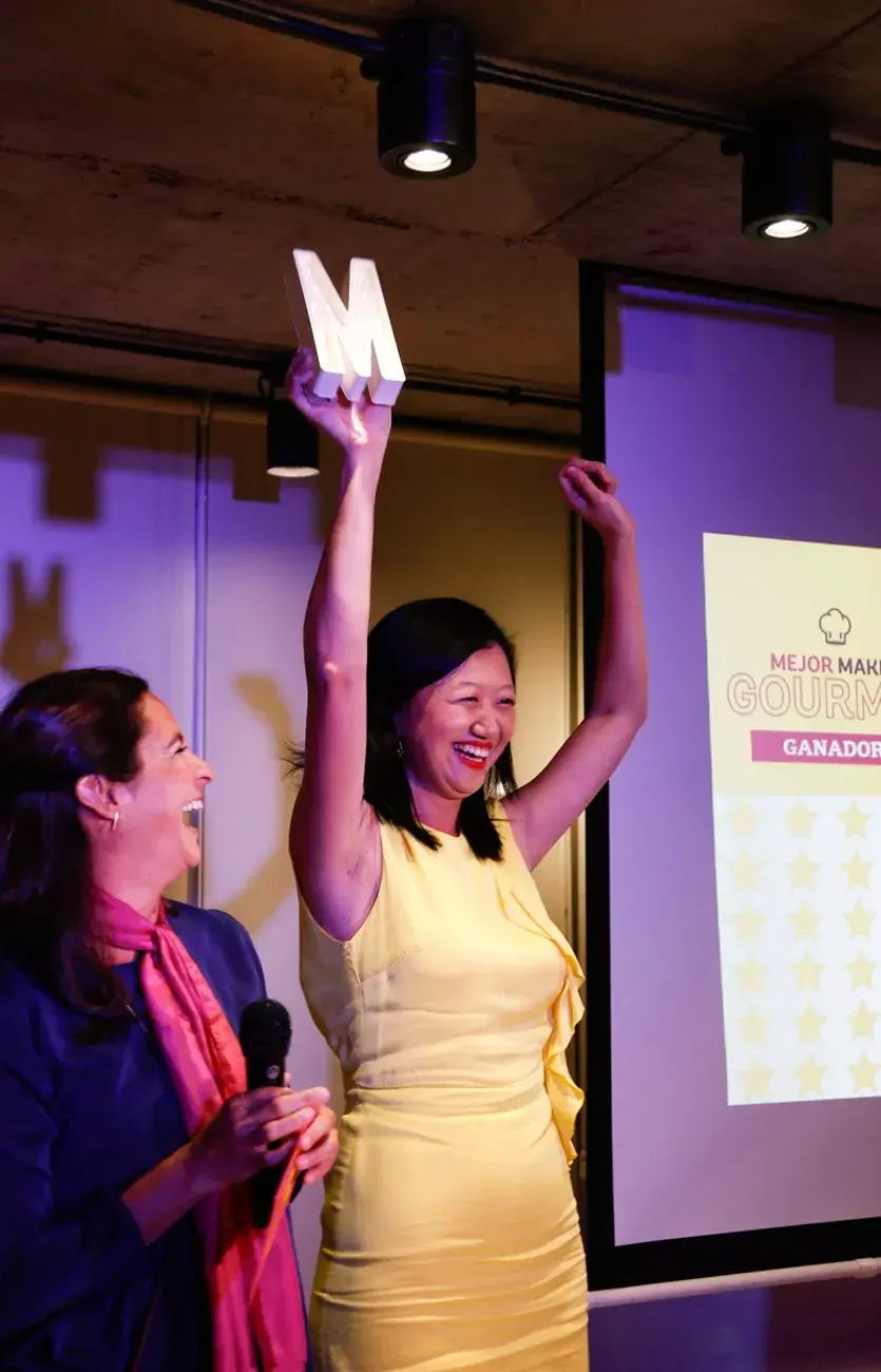 Karina Gao de @monpetitglouton recibe el galardón de manos de Juliana López May.