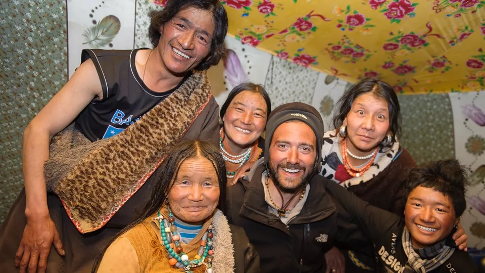 Una de las fotos preferidas de Nicolás: en la carpa de unos nómadas tibetanos con quienes se refugió durante una brutal tormenta de nieve a 4600 m de altura