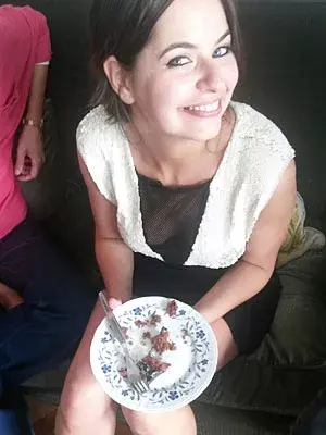 Recién ahora la pobre de Sofi se sienta a comer torta, cuenta Luchi