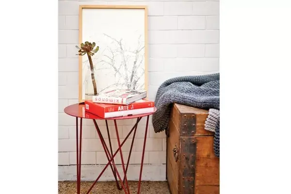 Mesa de chapa, cuadro pintado en acuarela de Sofía Wizinsky, detalles que enriquece el espacio.