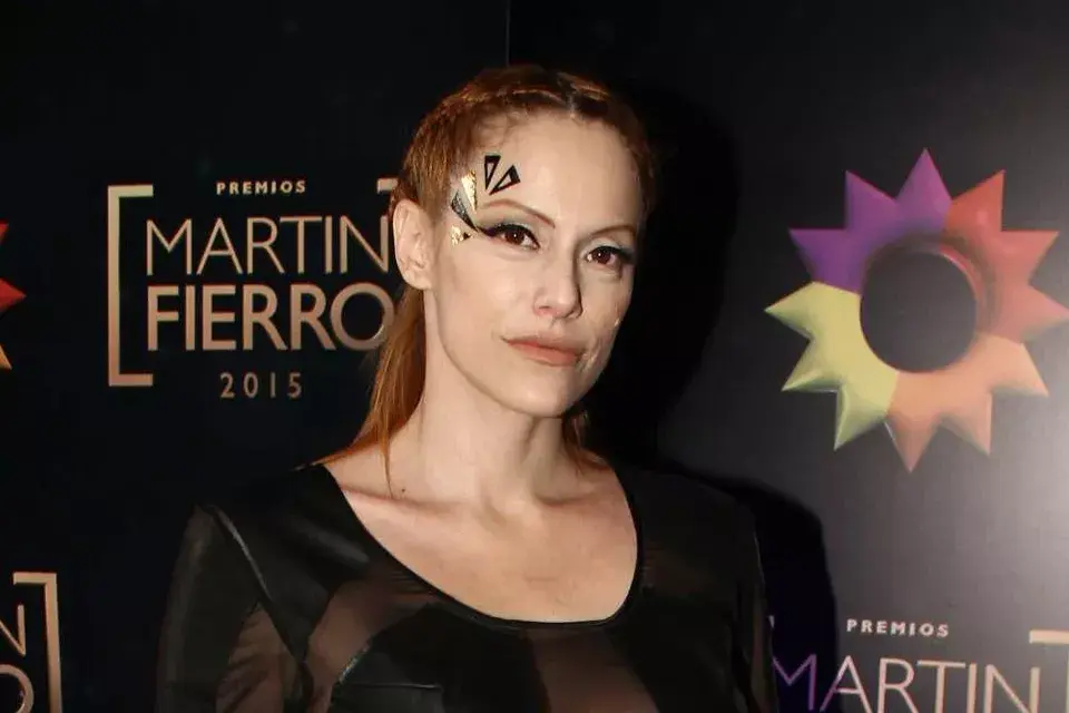 Connie Ansaldi pecó de original y se hizo un make up con unos diseños faciales medio extraños. El peinado, bastante bien