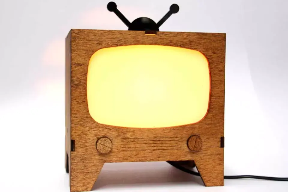 Para ponerle onda al cuarto, un velador TV retro. ¿Qué te parece? ¿Lo usarías?