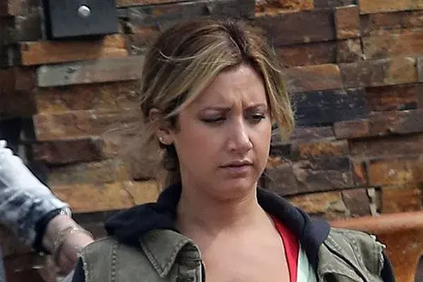 Ashley Tisdale prefiere usar una colita bien baja y suelta. ¿Te gustan los reflejos en el flequillo?