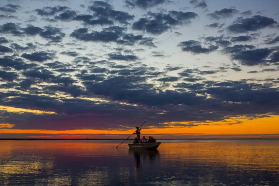 El los Esteros del Iberá se pueden realizar cabalgatas, travesías en Kayak y recorridos por la zona