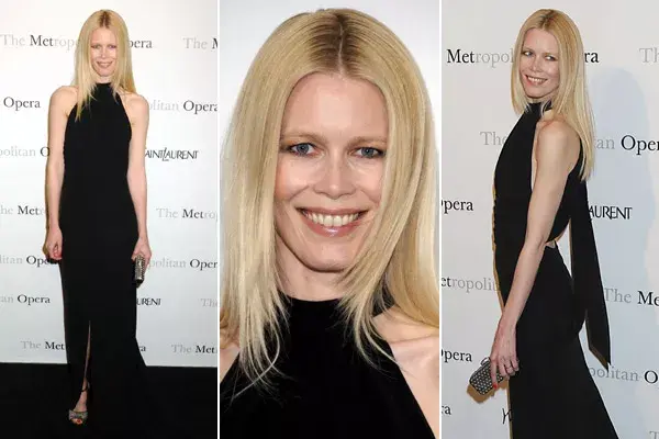 En una premiere en la Metropolitan Opera, con un vestido negro de Yves Saint Laurent