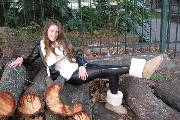 Victoria Svencionis nos cuenta que combina las botas UGGs con muchos de sus looks, ya que van bien con texturas como el símil cuero (como en la foto), lana o jean