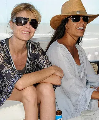 Karina Rabolini y Lorena Scioli en el parador del UFO Point, en Pinamar. 