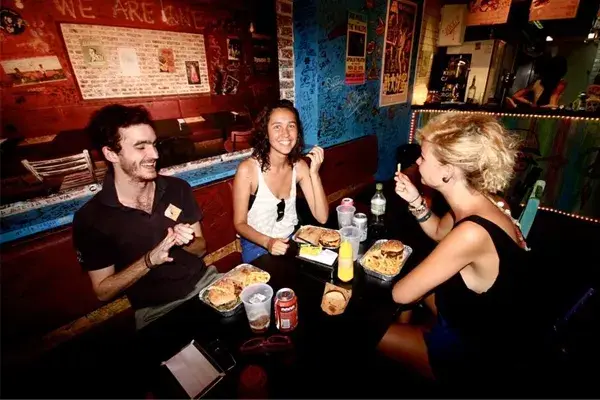 La receta de las hamburguesas elaborada por el dueño se inspiró en restaurantes de Nueva York