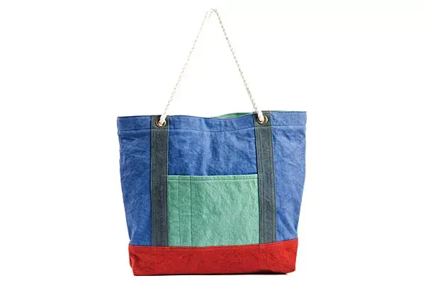 Bolso de lona combinado con correa de cordón (Levi’s, $389)