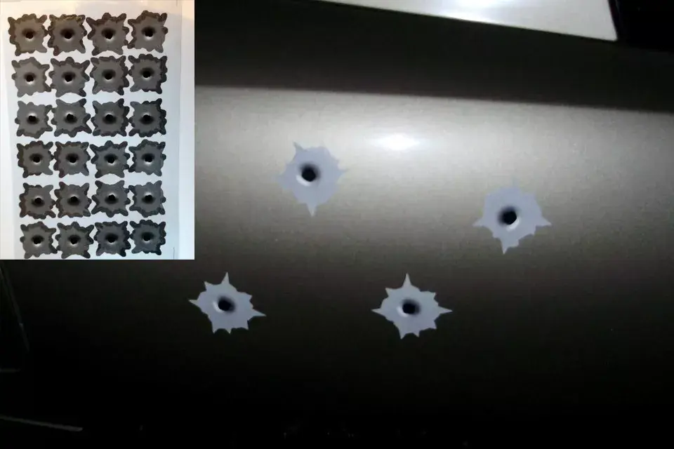 Para los amantes de las películas de acción, unos stickers que imitan los agujeros de las balas, para pegar en el auto