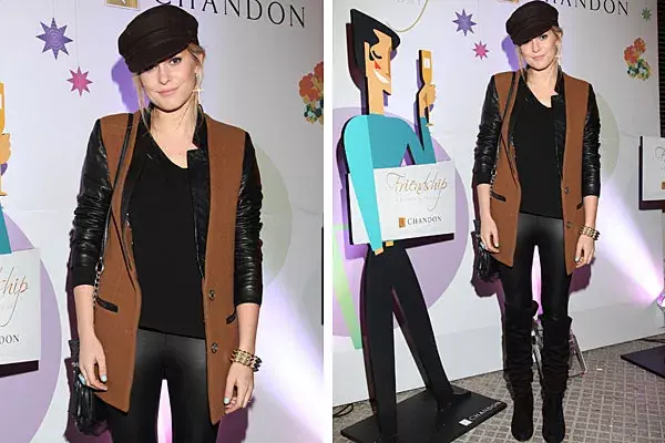 Jenny Williams, súper canchera, eligió un saco con mangas y detalles en cuero, leggings de cuerina, bucaneras de gamuza, maxi pulsera, aroz cruz y boina