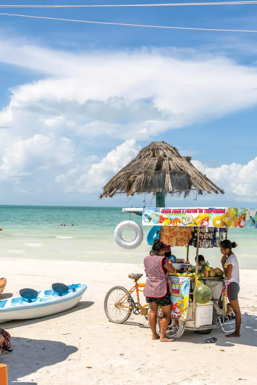 Los chiringuitos son una postal fija en Holbox; en el medio de la nada ofrecen bebidas y algunas cositas para comer