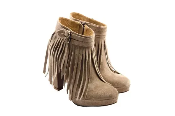 Con taco, hebillas al tobillo y flecos (Blaquè, $1140).