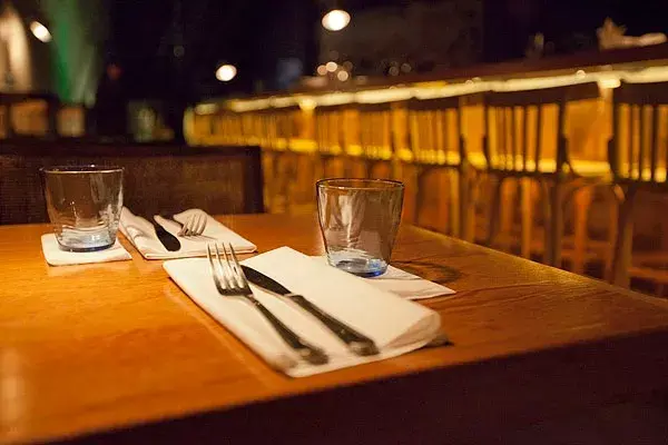 Debajo de una florería, y atravesando una puerta de heladera aparece este bar de estilo portuario