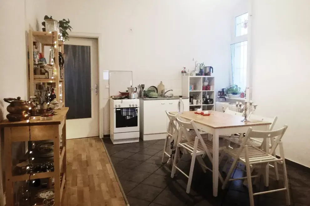 La decoración de nuestro piso compartido con Mareike tiene plantas, muchos libros, muebles simples y low cost.