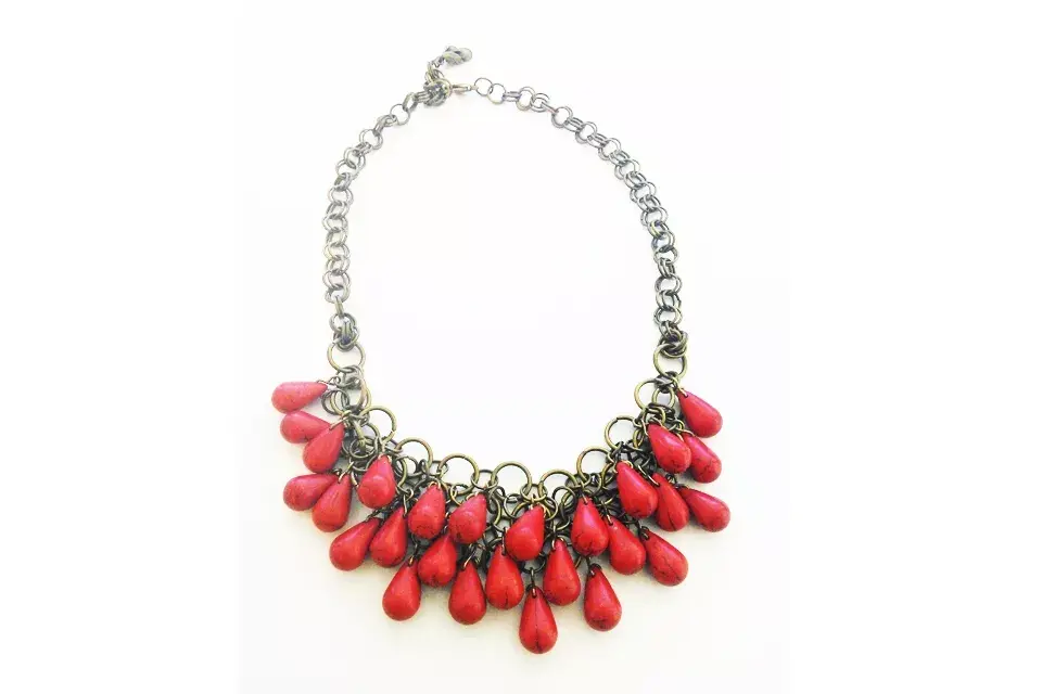 Collar con cadenas y piedras rojas (Gabriela Bianchi Fiorito, $180)