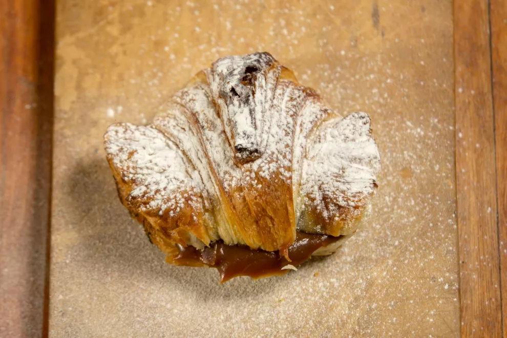 En Co-Pain, croissant relleno con dulce de leche, la combinación perfecta del sabor francés con el manjar argentino