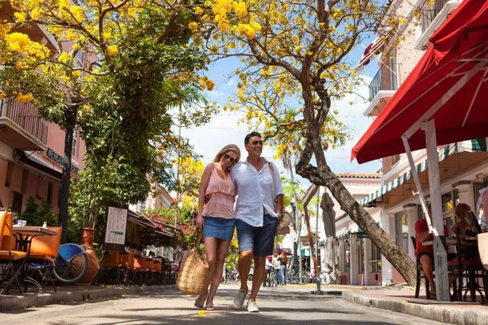 De día o de noche, Española Way presenta muchos atractivos para turistas
