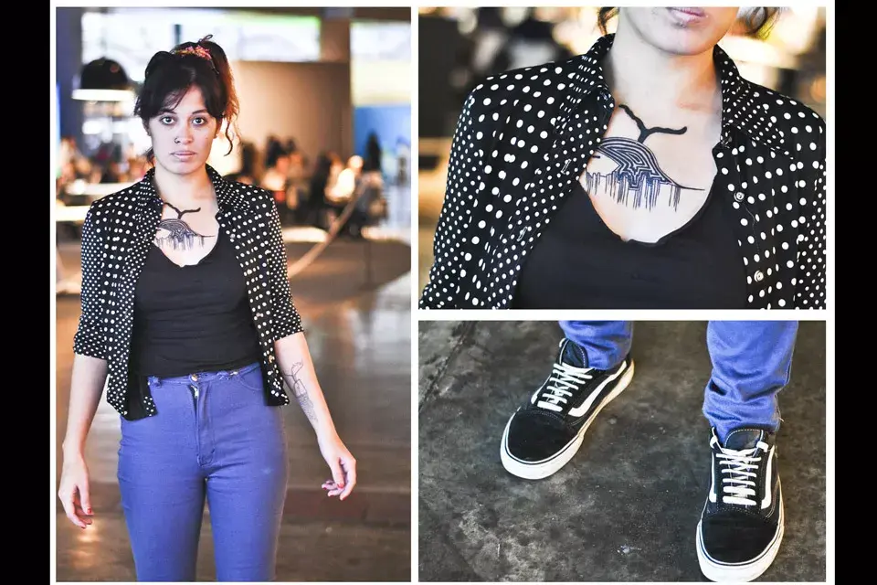 Camisa polk dots en blanco y negro, jeans tiro alto, zapatillas gastadas y el detalle original del tattoo en el pecho, una ilustración de un arbol que hace juego con el total look