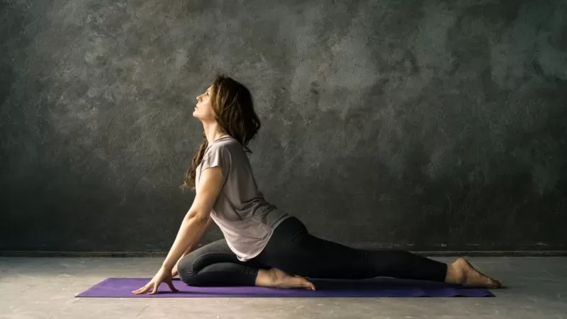 El yoga mejora la salud física y emocional.
