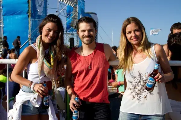 Jujuy Jimenez, Felipe Colombo y Geraldine Neuman, divertidos en la Closing Season Fest que realizó Quilmes, en Pinamar