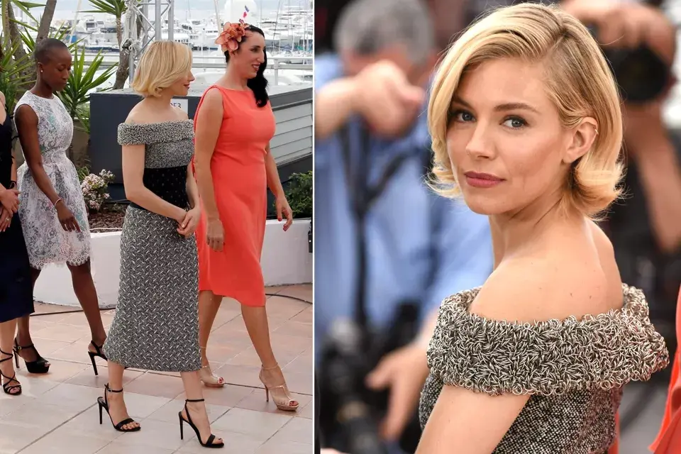 Para el photocall de dpia, Sienna llevó un vestido midi de Balenciaga y sandalias negras (¡este estilo de sandalias vuelve con toda!). ¡Divina!