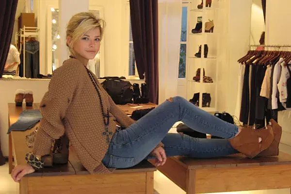 Siempre muy trendy, Eugenia Suárez combinó su jean con un sweater camel y plataformas color suela en la presentación de DelaOstia