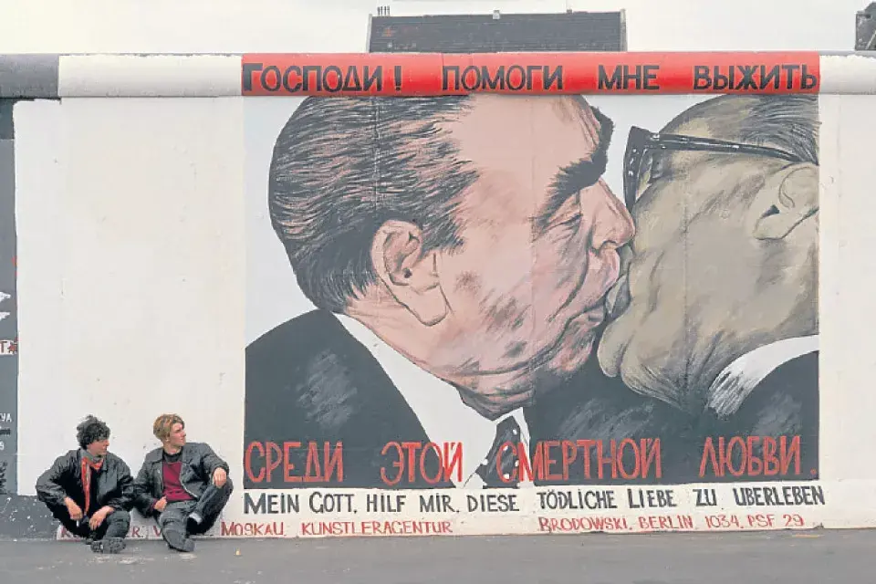 Street art (con, unos románticos Breznev y Honecker)