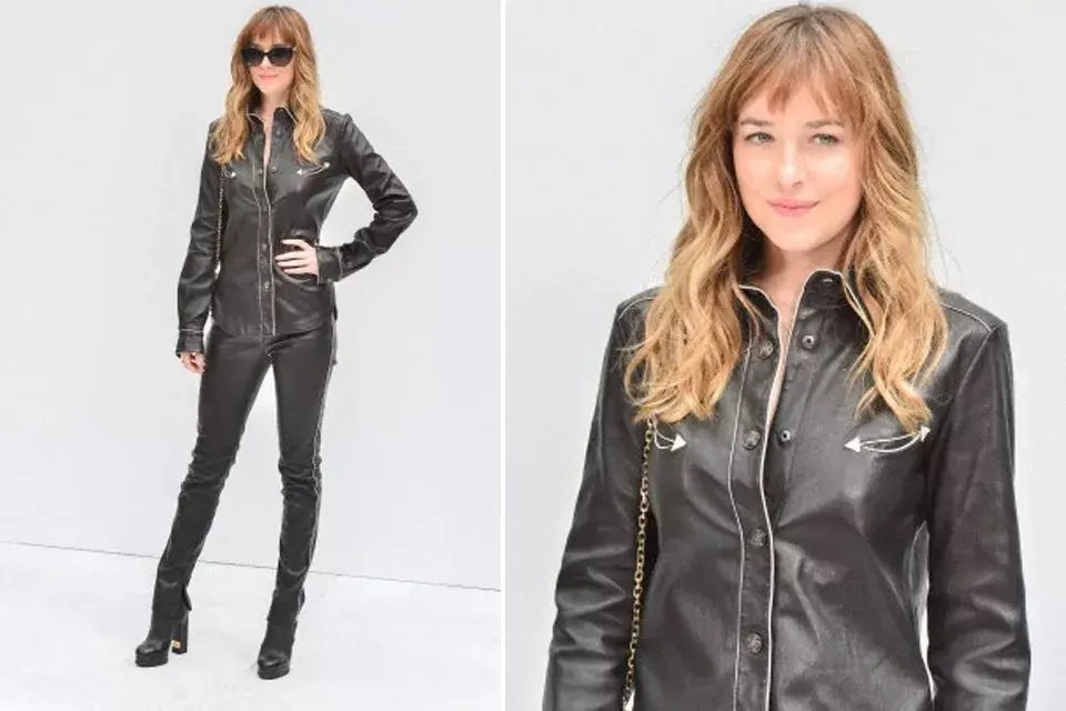 Otra chica que está en la mira de Karl Lagerfeld últimamente es Dakota Johnson, la protagonista del film 50 sombras de Grey, que viene generando tanta expectativa. ¿Qué te parece su look a puro cuero para el Front Row del desfile de Chanel?