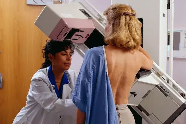 Para aquellas mujeres que no aceptan las conductas proactivas se les indica un seguimiento con controles clínicos semestrales, ecografía mamaria semestral y mamografía y resonancia magnética mamaria en forma anual