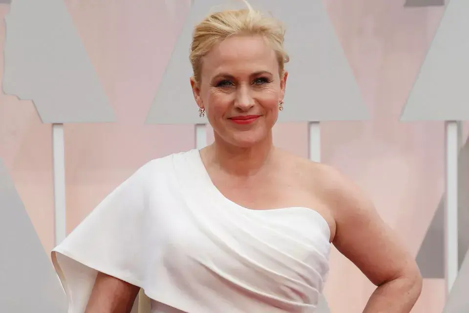 Sonrisa a cámara y click para la blonda Patricia Arquette que optó por un recogido bien simple, algo despeinado, para la alfombra roja