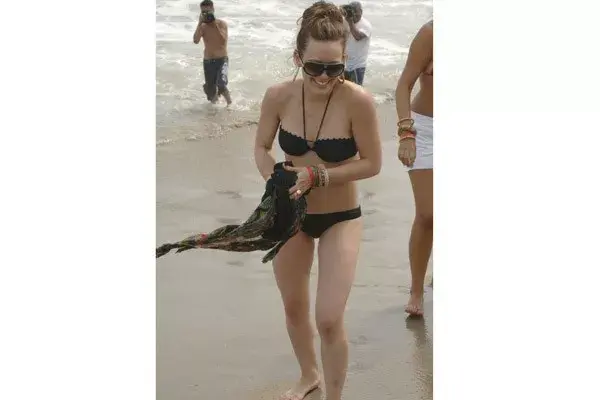 Hillary Duff, con un bandeau negro y muchos accesorios