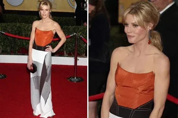 Julie Bowen, la actriz de Modern Family, se vistió de Carolina Herrera en color block, con aros haciendo juego