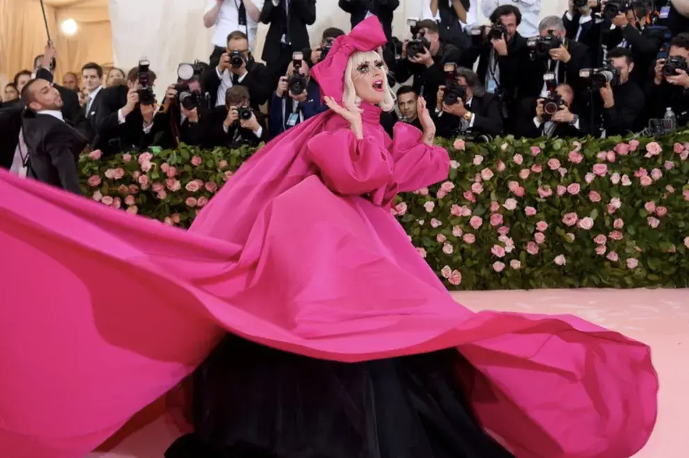 Lady Gaga en la MET Gala 2019 con una maxi falda del diseñador norteamericano Brandon Maxwell