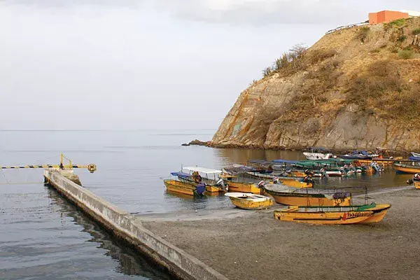 Mar, barcos y montañas, todo en uno