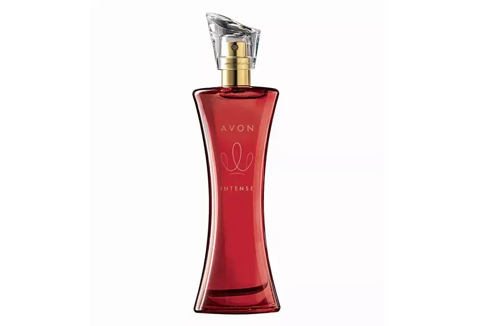Intense, Eau de Parfum. Tiene cocktail cítrico Bellini, 
nectarina, pera y violeta, jazmín, orquídea, vainilla y praliné. $ 575 x 50 ml. Avon