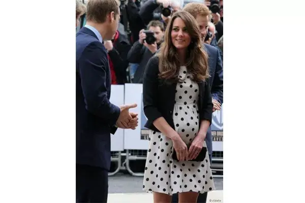 Kate Middleton, fiel a su estilo, con un vestido de lunares y corte princesa