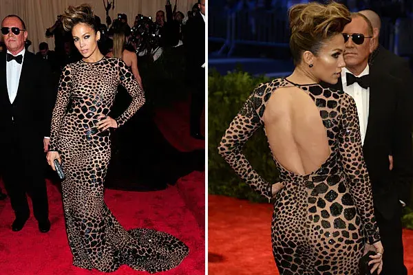 Como siempre muy sexy, Jennifer Lopez optó por un traje apretadísimo que marca todas sus curvas, de Michael Kors