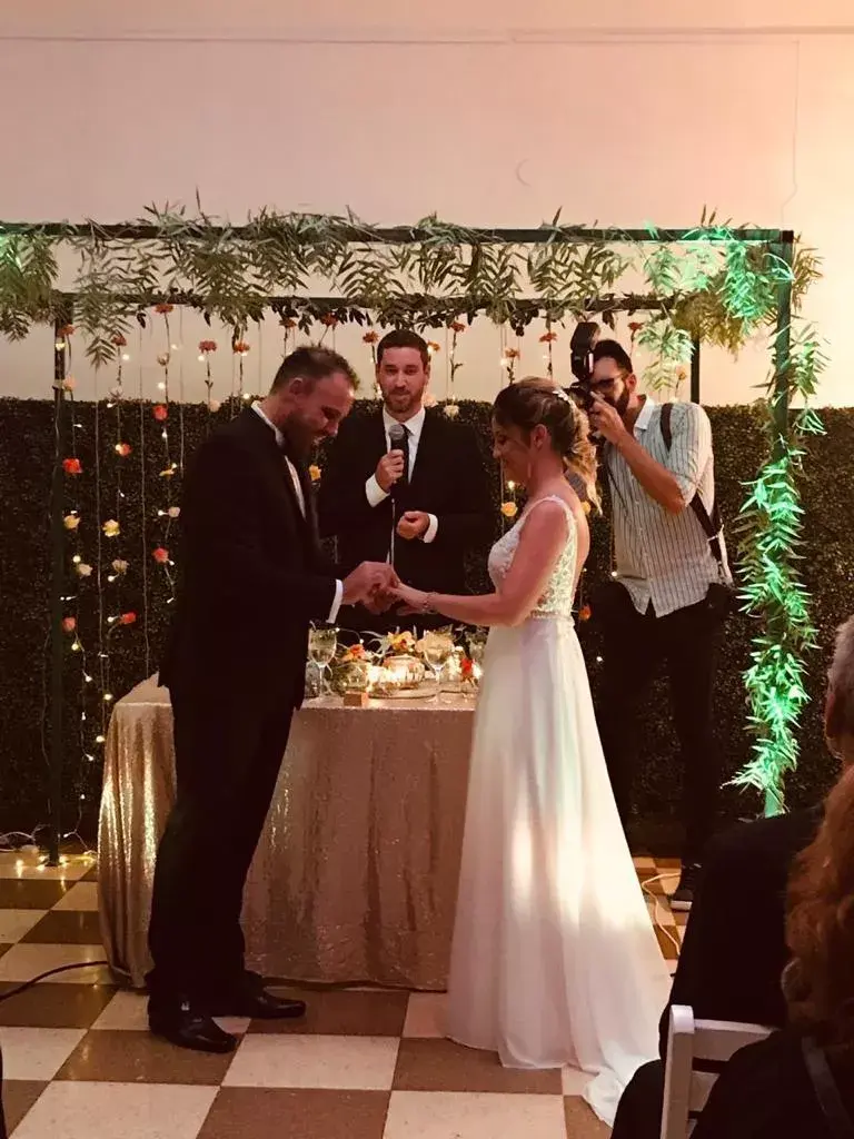 A Eugenia le detectaron un aneurisma cerebral y se tuvo que someter a una cirugía de urgencia. Después de la operación el médico le confesó que el viaje de la luna de miel podría haber puesto a su vida en alto riesgo, por la presurización del avión.