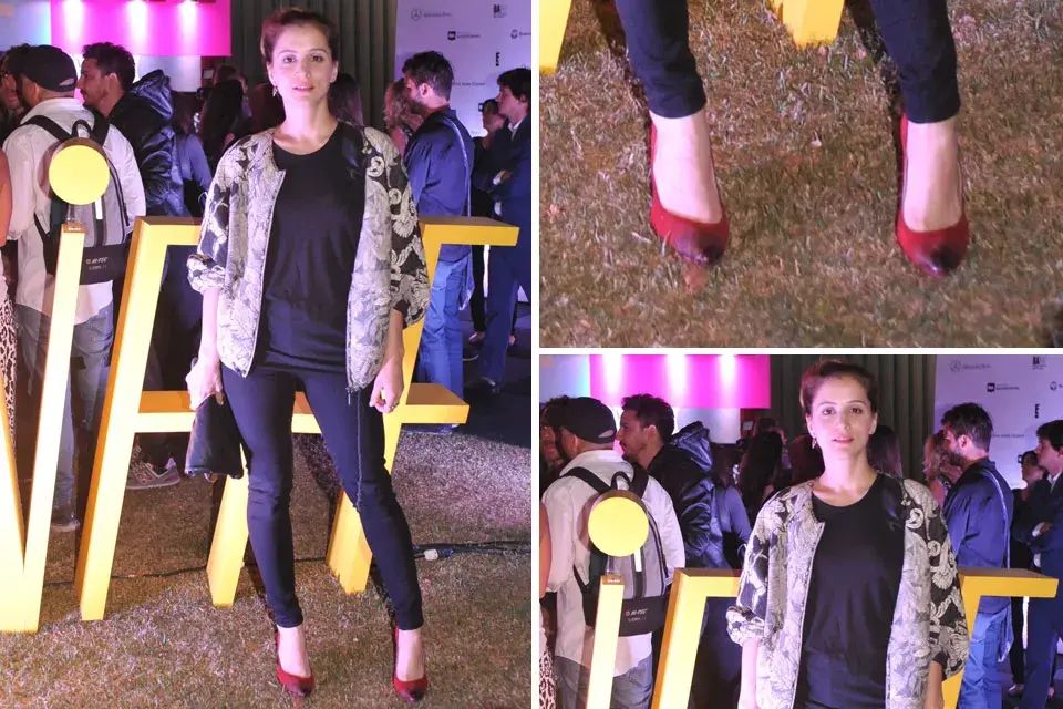 Barbara Lombardo de negro, tapado estampado y stilettos rojos
