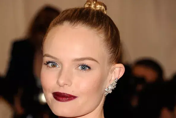 Kate Bosworth, siempre marcando tendencia, no podía resistirse a estos aros. En este caso, el accesorio sólo le recorre media oreja