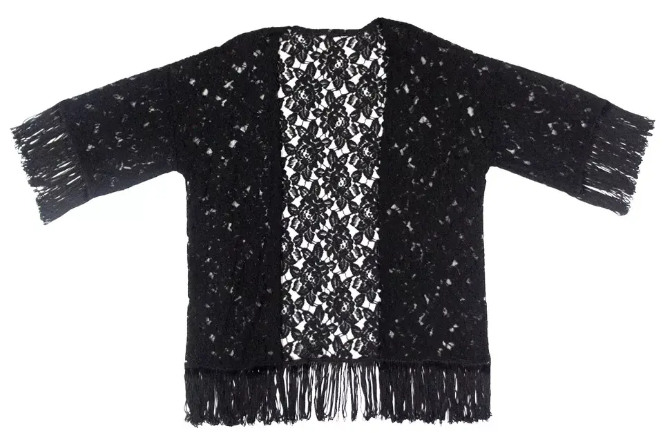 Kimono de encaje negro (Riffle, $420)