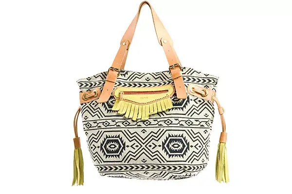 Cartera con estampa tribal (Prüne, $529)