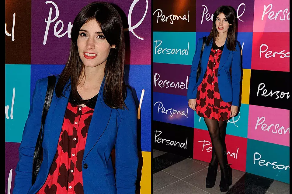 Agustina Córdova  eligió un vestido rojo y negro de Garza Lobos que combinó con un blazer azul Klein, súper trendy, para ir a ver "El hombre vertiente"