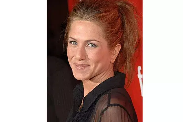 2006. Cambia el color de pelo a un tono más oscuro