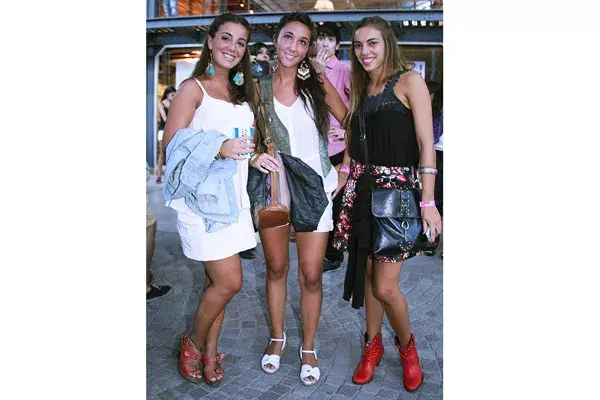 Estampa floral, mucho blanco, camisa de jean y aros importantes