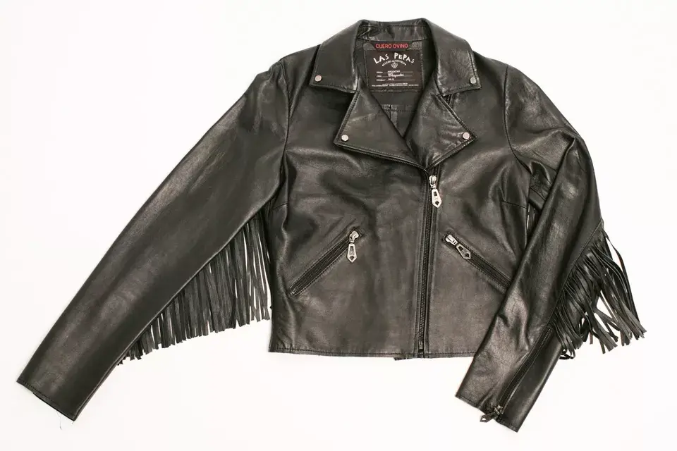 Campera de cuero negra (Las Pepas, $4490)