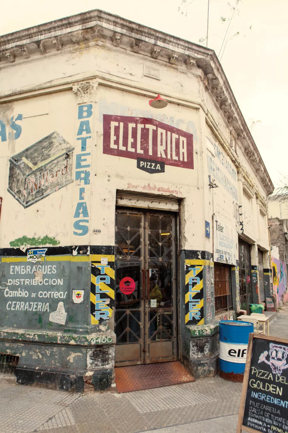 El Taller Mecánico de Cacho, una esquina de Villa Crespo, es el lugar donde funciona Eléctrica.